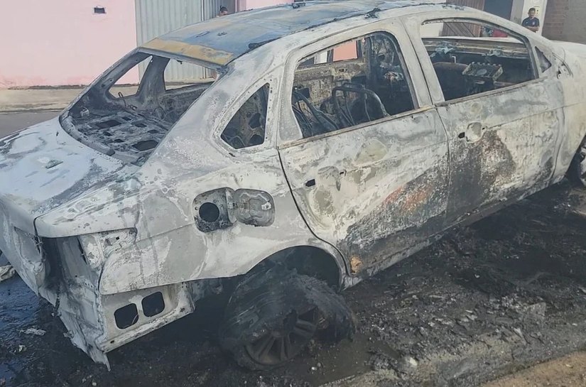 Carro pega fogo em via pública, em Arapiraca