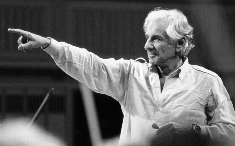 Quem foi Leonard Bernstein, que será vivido por Bradley Cooper em novo filme