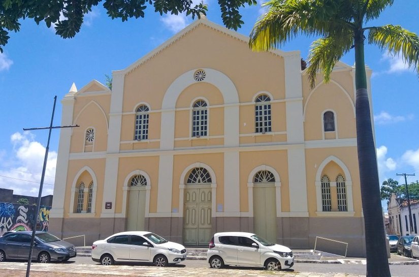 Pesquisadores criticam comparação de número de igrejas e escolas