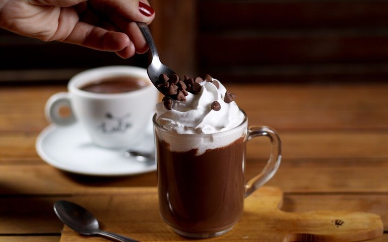 Jovem de 13 anos com alergia grave a laticínios morre após tomar chocolate quente, no Reino Unido