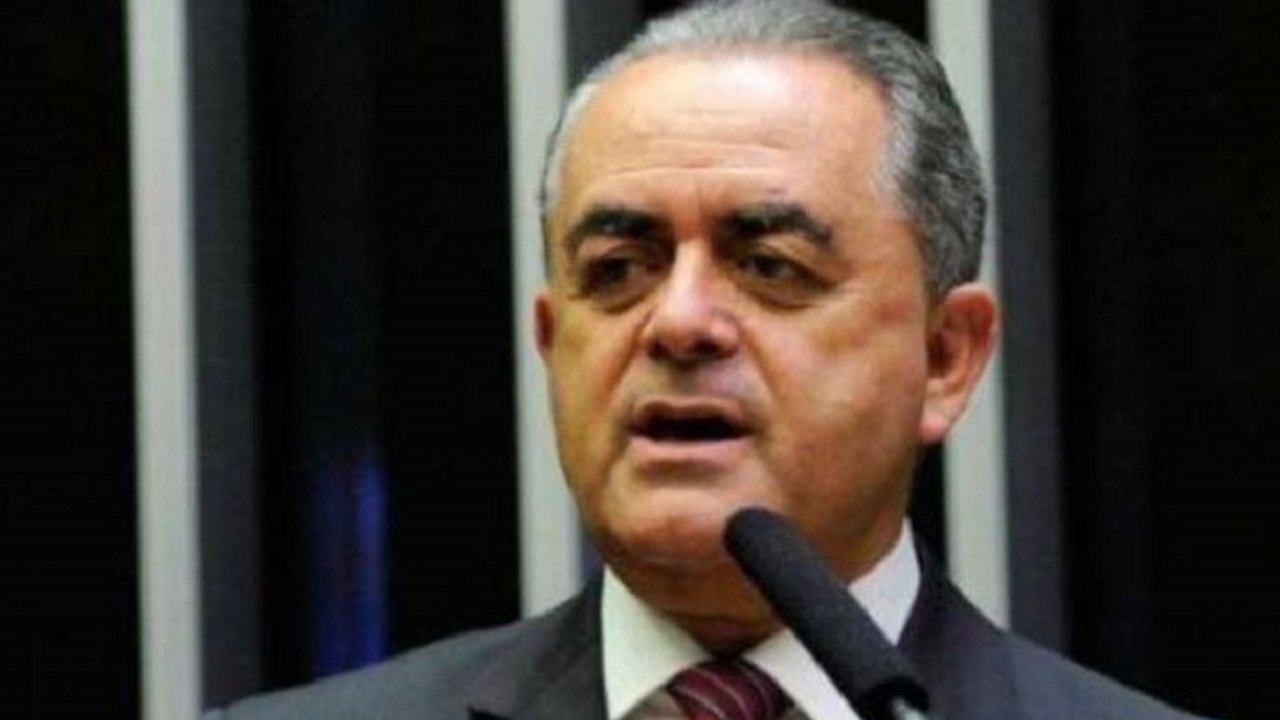 Emoção | Cortejo de Rogério Teófilo para em frente ao ASA e emociona diretoria e torcedores