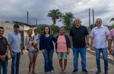 Prefeita de Santana acompanha andamento de obras na cidade e na zona rural