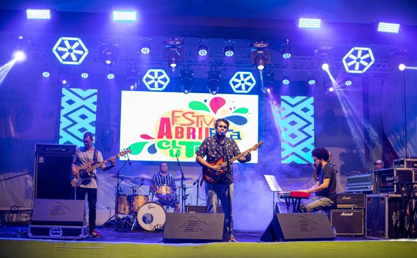 Apresentações culturais e shows artísticos marcam primeira noite do Festival Abril pra Cultura