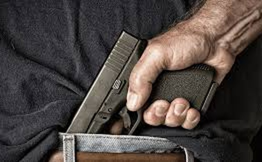 Homem é preso por porte ilegal de arma em posto de combustível na Pajuçara