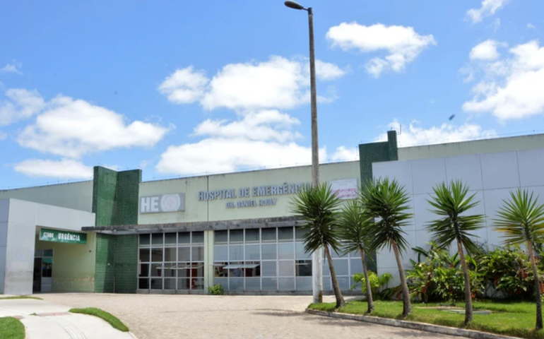 Motociclista fica ferido ao avançar placa de pare e colidir com carro em Arapiraca