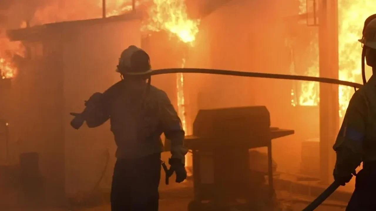 Bombeiros seguem tentando conter incêndios em Los Angeles antes que os ventos retornem