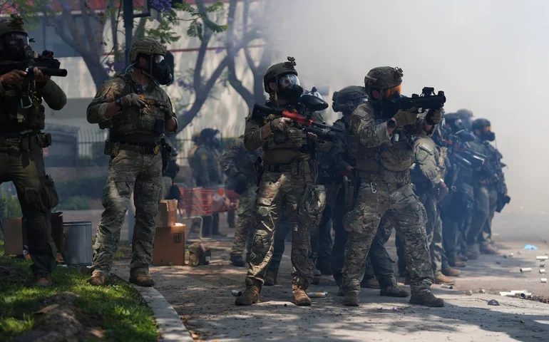 Tribunal federal de apelações bloqueia lei da Califórnia que exige que agentes federais portem identificação.