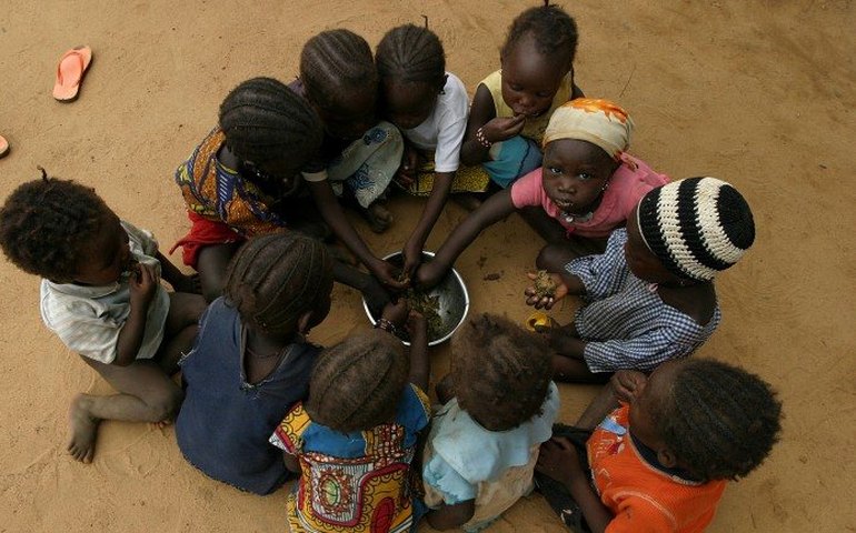 Ex-policial britânico inventou histórias de tráfico de crianças na África para arrecadar dinheiro; entenda