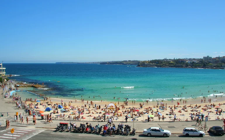Tiroteio deixa pelo menos 10 mortos em praia popular na Austrália