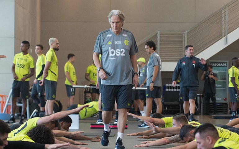 Em forma! Jorge Jesus faz atividade na academia ao lado de jogadores do Al-Hilal; veja o vídeo