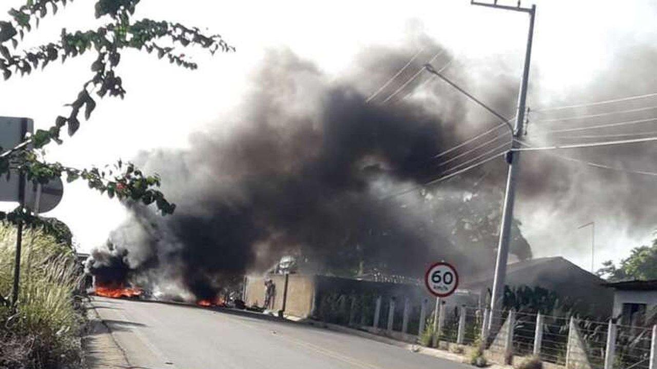 Moradores de Craíbas interditam rodovia em protesto contra Mineradora