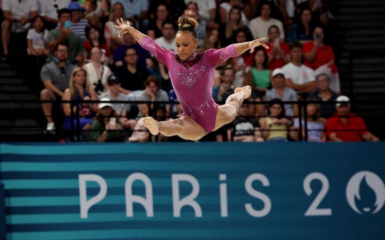 Fora do pódio: Rebeca termina em 4º e Biles em 5º quinto na trave