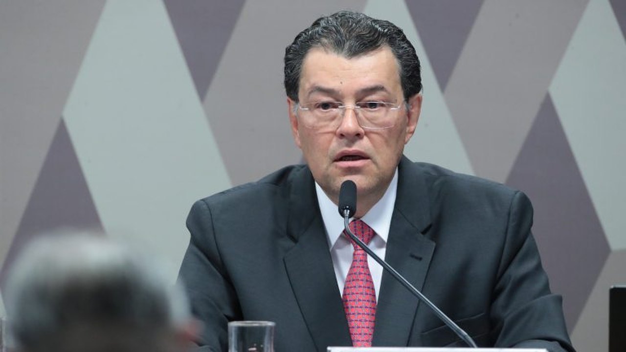 Senador Eduardo Braga protocola requerimento para frear PL com jabutis para térmicas