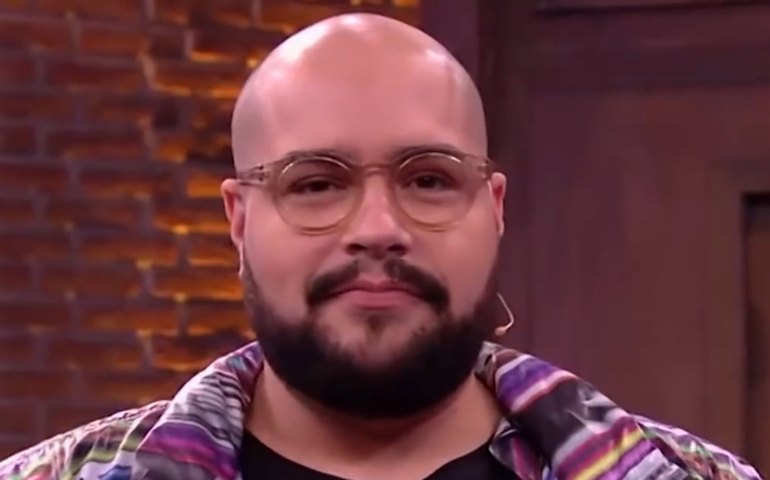 Neto de Silvio Santos, Tiago Abravanel se afasta das sessões finais da temporada carioca de ‘Hairspray’