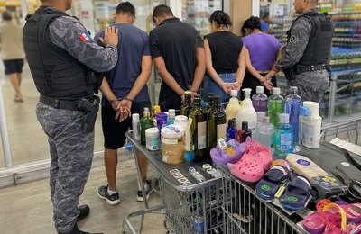 Quatro pessoas são presas em flagrante por suspeita de furtar supermercado no Benedito Bentes