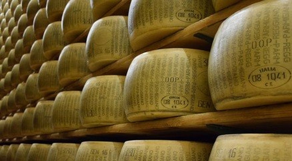 Idoso italiano morre esmagado por toneladas de queijo