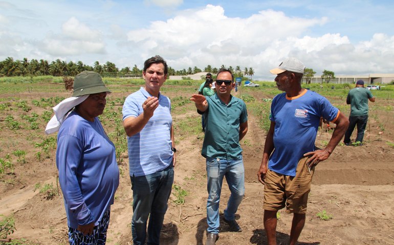 Prefeito de Coruripe Marcelo Beltrão visita projeto Horta-Escola