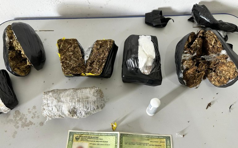 Polícia Penal prende duas mulheres tentando entrar com drogas no presídio em Maceió