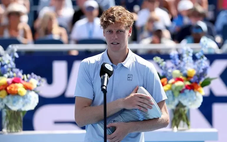 Mal-estar de Sinner foi causado por um 'vírus', diz técnico