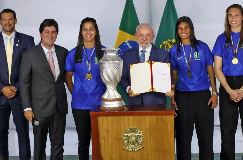 Lula diz que enviará projeto de lei para incentivar futebol feminino