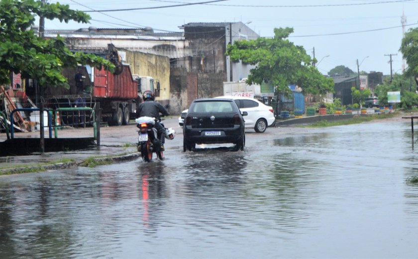 Temporal arrasta carros, danifica ruas e leva caos a Belo Horizonte