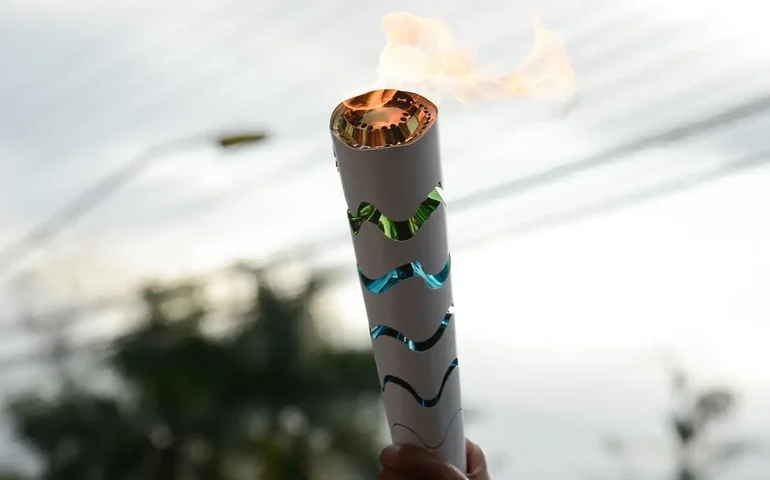 Ginasta ucraniana lidera grupo de atletas europeus no revezamento da tocha olímpica na França