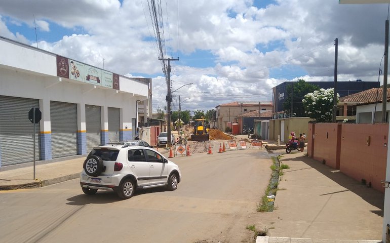 Águas do Sertão volta a abrir buracos em ruas recém-pavimentadas e população cobra ação da Prefeitura