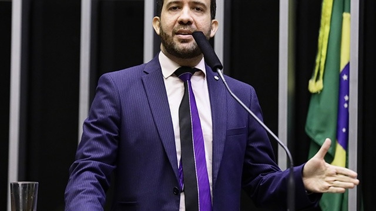 Janones usa o Twitter para ensinar ministro da Secom o 'beabá' das redes