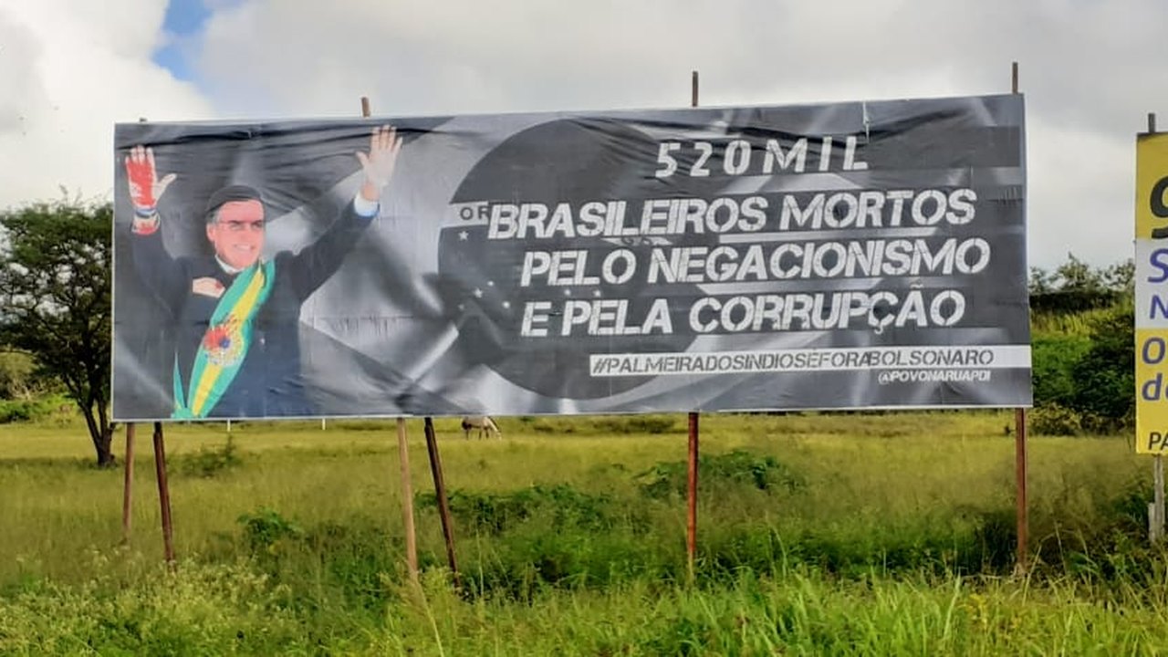 Outdoor “Fora Bolsonaro” é alvo de vândalos em Palmeira dos Índios