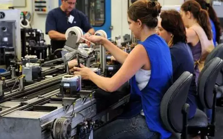 Produção industrial opera acima do nível pré-pandemia em 8 dos 15 locais, revela IBGE