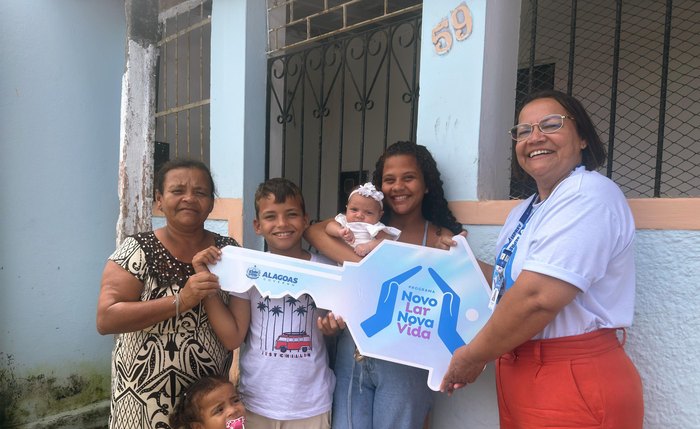 Ao lado de filhos e netos, Luciana comemora o acesso a moradia digna