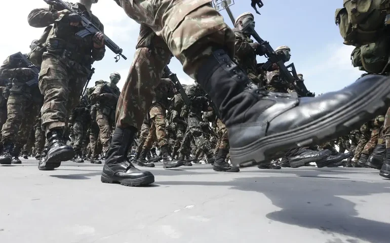 Exército diz que colabora com investigações após a prisão do general Braga Netto
