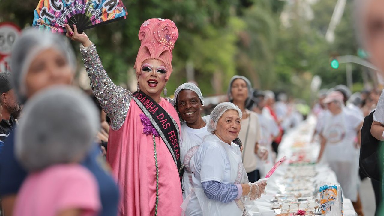 Aniversário da capital SP é comemorado com tradicional bolo do Bixiga