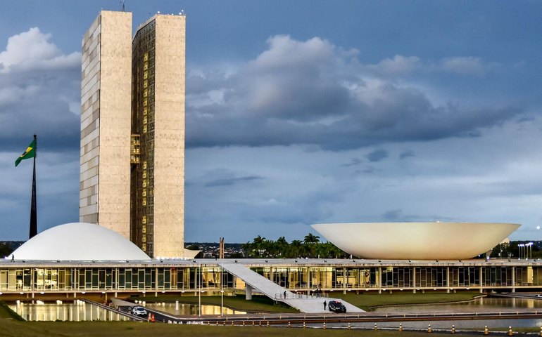 Orçamento 2025 é aprovado no Congresso com superávit de R$ 15 bi e aumento de emendas parlamentares