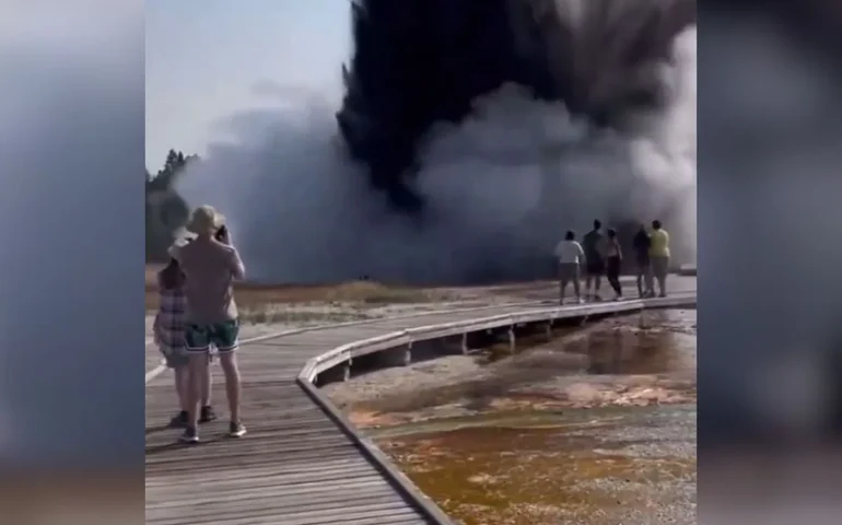 Água fervente, lama e pedras no céu: Explosão hidrotermal no parque Yellowstone, nos EUA, apavora turistas