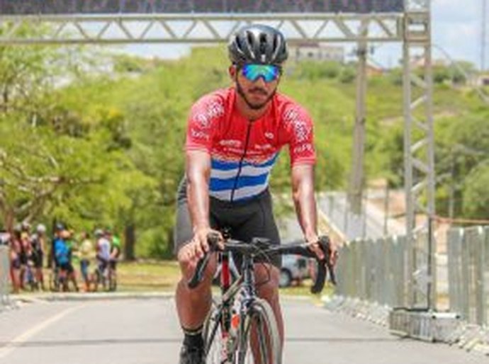 Atleta arapiraquense recebe bicicleta para buscar novos títulos pelo Brasil