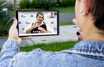 TJAC firma parceria com ICOM para ampliar atendimento em Libras a pessoas surdas