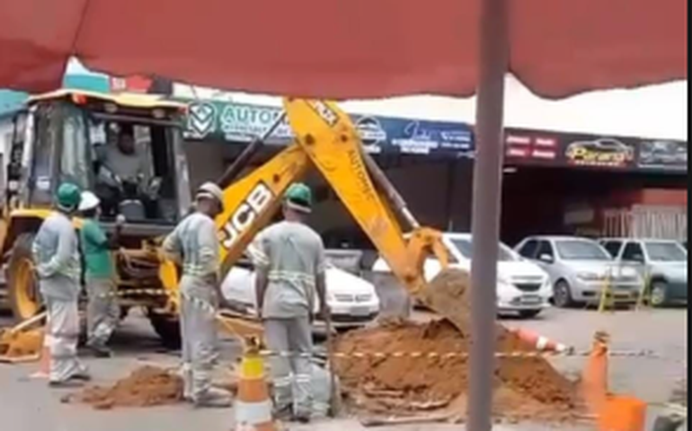 Protesto de comerciantes não impede obras da 'Águas do Negão' no centro de Palmeira dos Índios