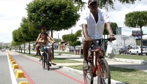 CICLISTAS E PEDESTRES