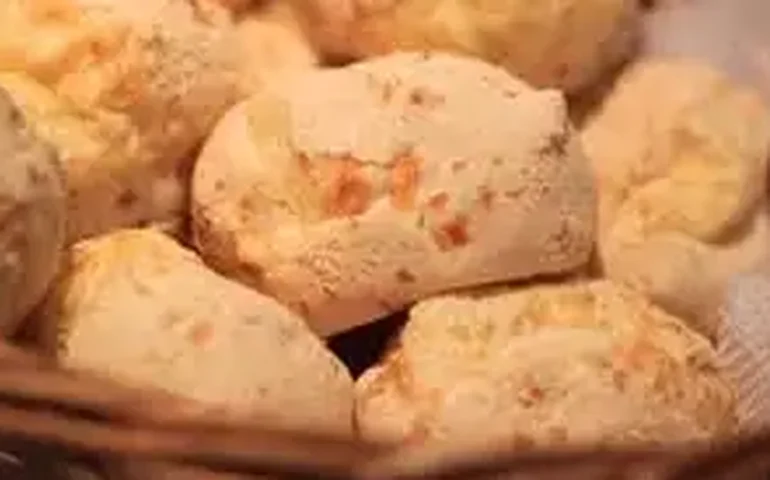 Menina de 9 anos morre depois de comer bolo e pão de queijo em MG