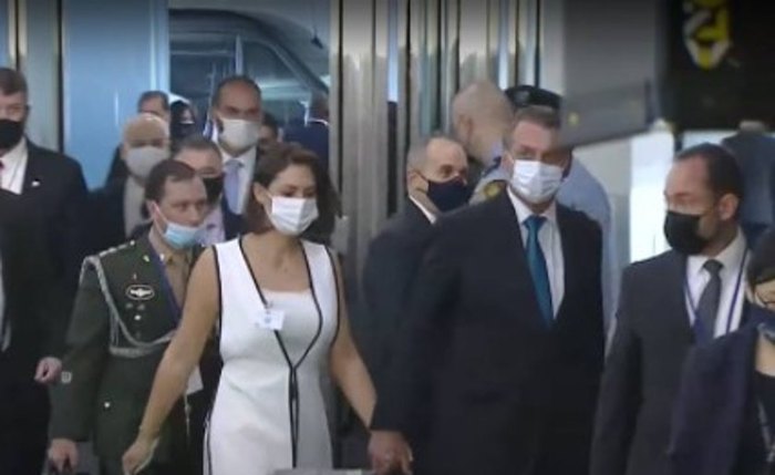 Bolsonaro e família  chegam à sede da ONU usando máscara