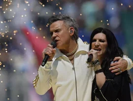 Laura Pausini e Robbie Williams cantarão juntos em final da Copa do Mundo