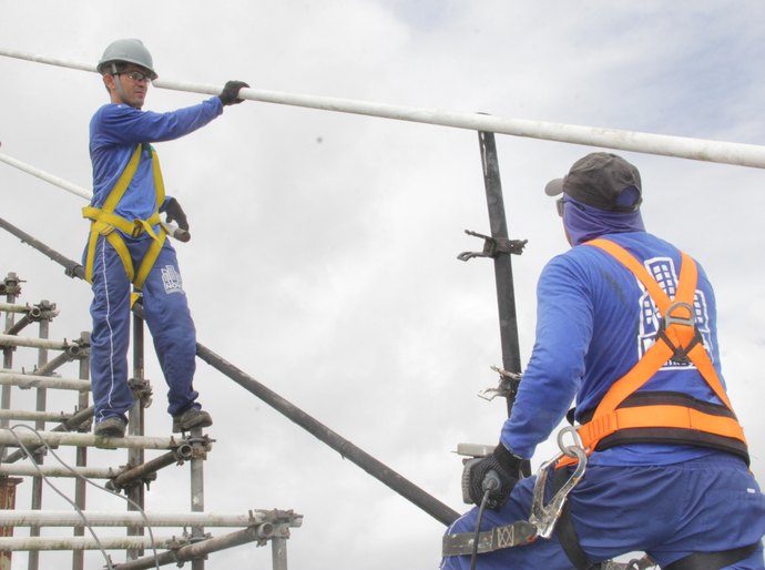 Prefeitura inicia retirada das arquibancadas metálicas do Fumeirão