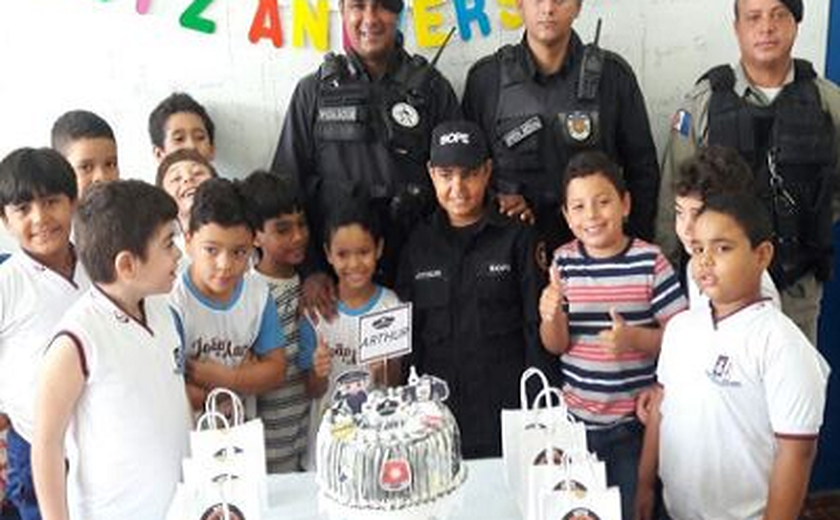 Policiais militares do 11º BPM participam da festa de aniversário do pequeno Arthur em Penedo