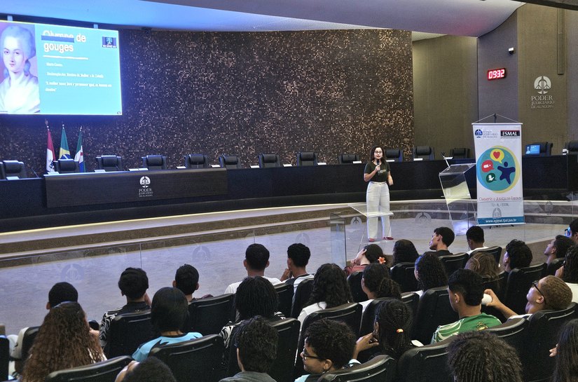 Bate-papo sobre direitos das mulheres reúne estudantes de escolas públicas