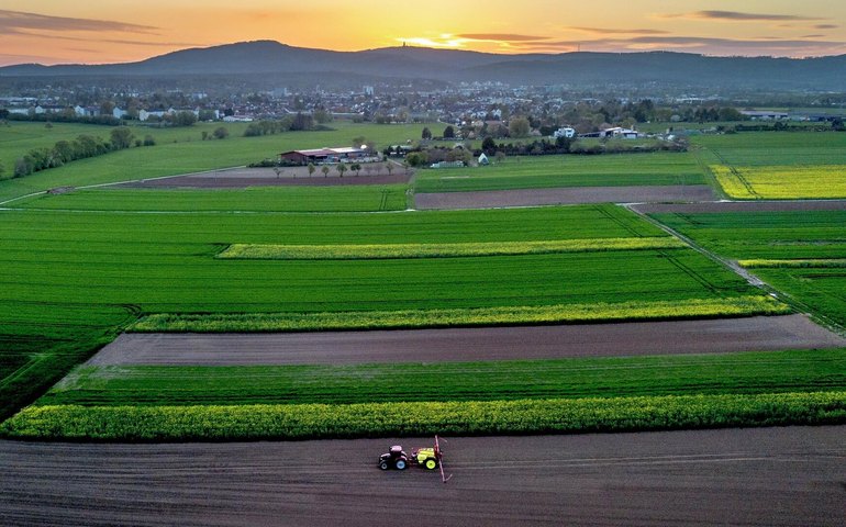 Bloqueio do estreito de Ormuz ameaça cadeia global de fertilizantes e pressiona agricultura