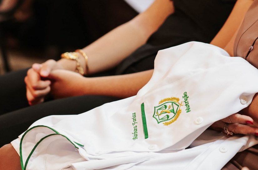 Cerimônia do jaleco de Nutrição reúne estudantes e famílias em noite de celebração e pertencimento no Cesmac