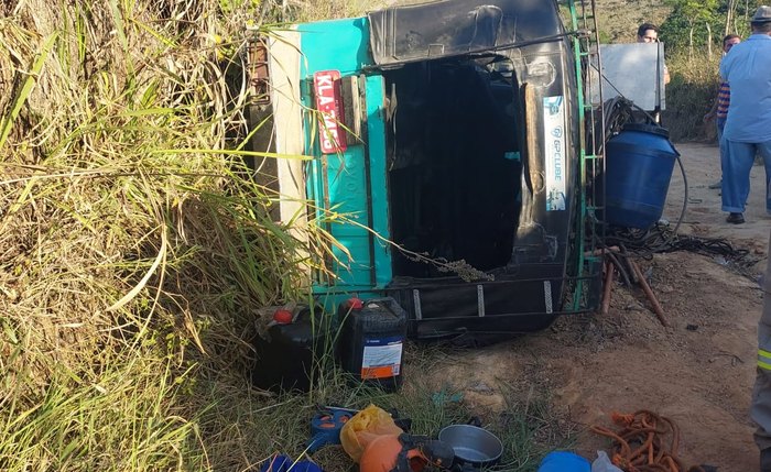 Tombamento aconteceu em uma estrada de terra