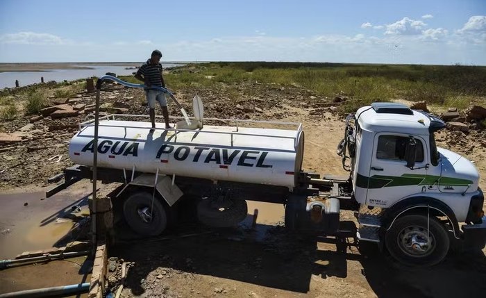 Carro pipa reduz sofrimento das famílias sem acesso a água