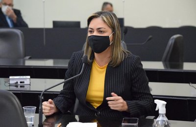 Flávia Cavalcante pede abertura do hospital de Porto Calvo e criação de centro de triagem na Região Norte